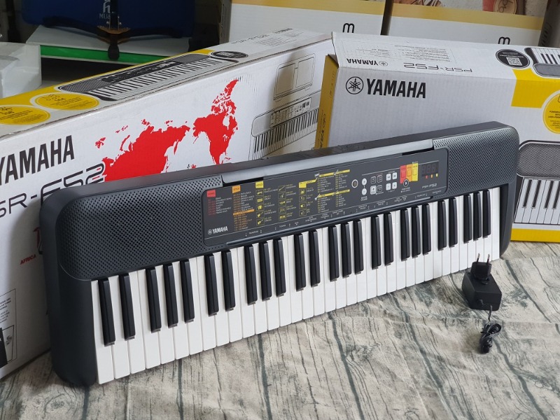 Yamaha PSR F52 Portable Keyboard